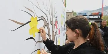 Otizm ağacı kuruldu gelen herkes puzzle parçası yapıştırdı haberi