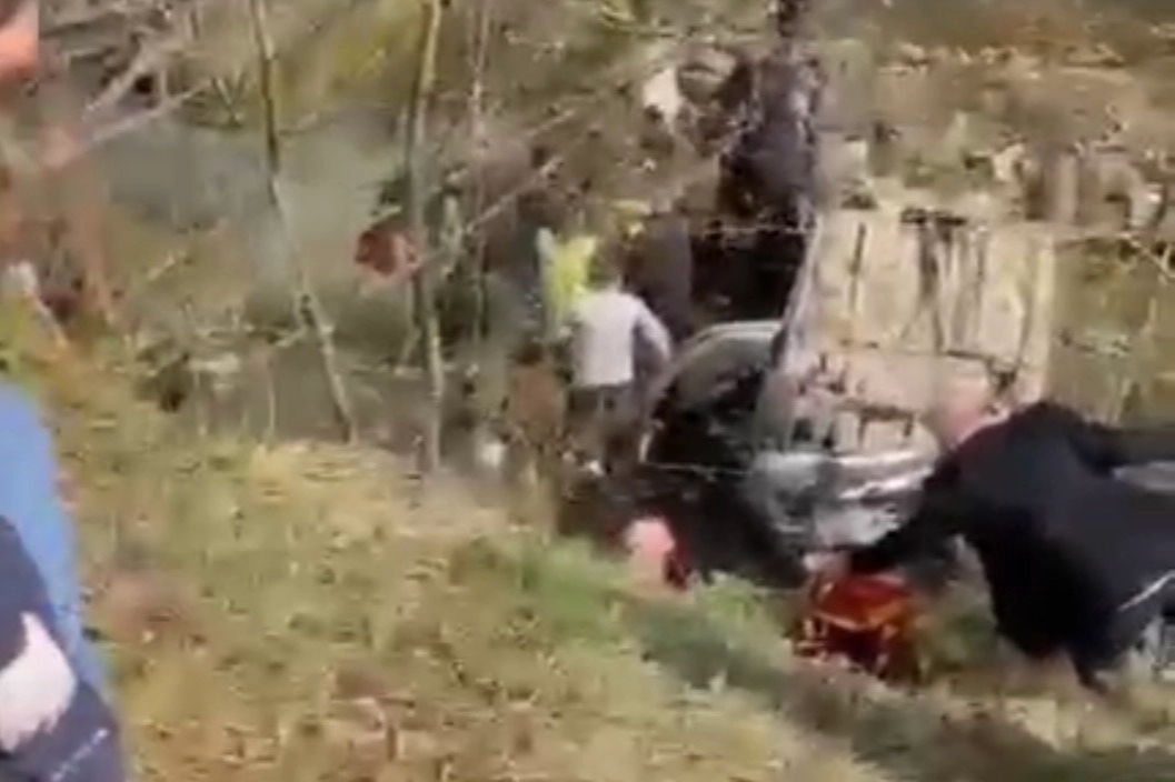 Otomobil tarlaya devrildi 2'si çocuk 6 yaralı haberi