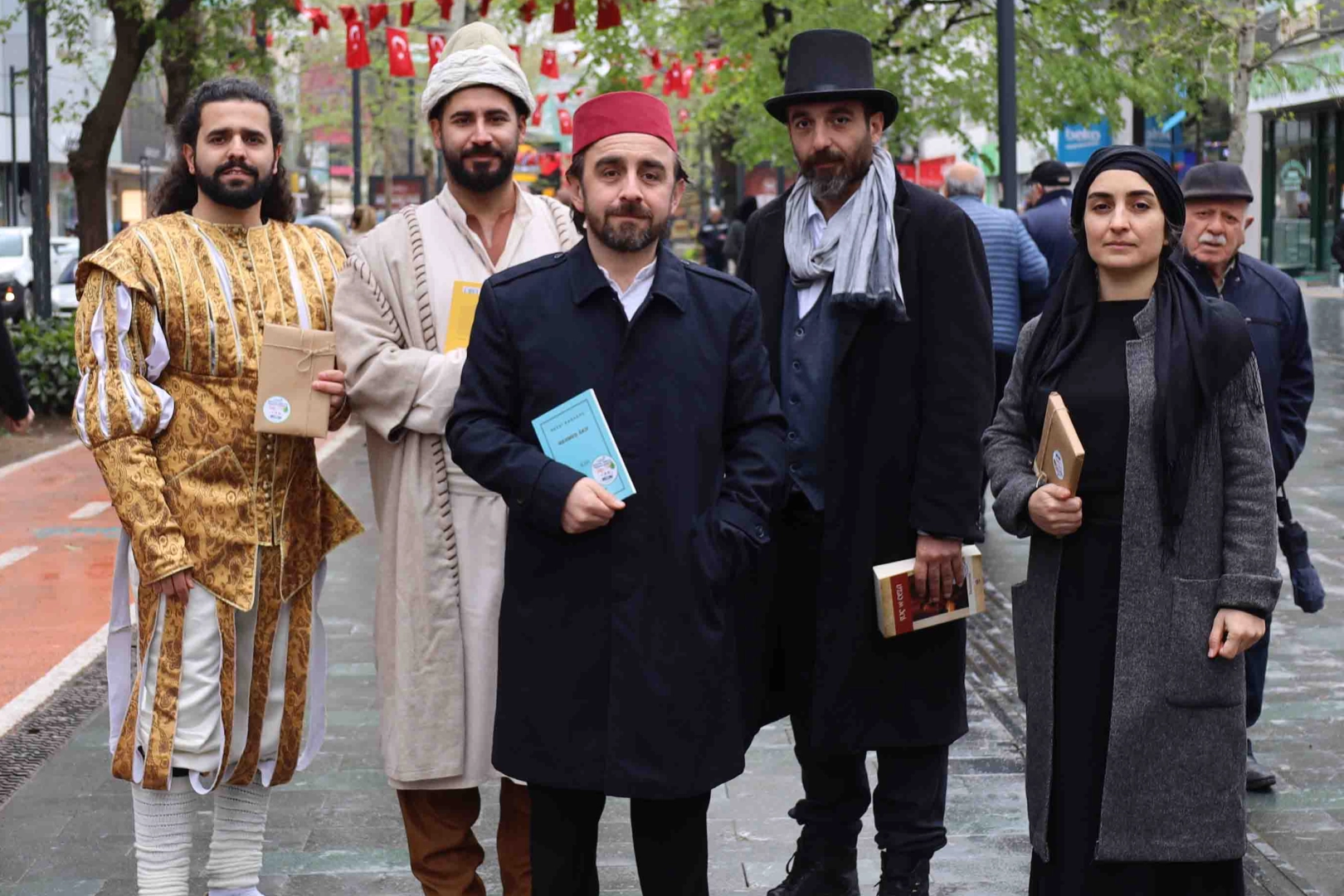 Roman kahramanlarını bildiler, kitapları kazandılar haberi