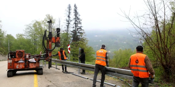 Sakarya Taşyatak’ta çelik bariyer montajı tamam haberi