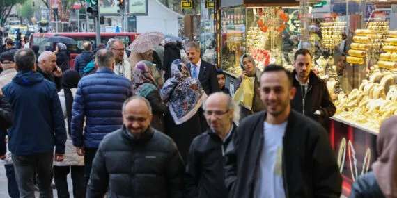 Sakarya'da Başkan Alemdar esnafla kucaklaştı haberi