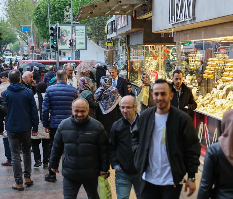 Sakarya'da Başkan Alemdar esnafla kucaklaştı haberi