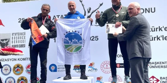 Sakaryalı başarılı atlet Alanya’da zirveye yükseldi haberi