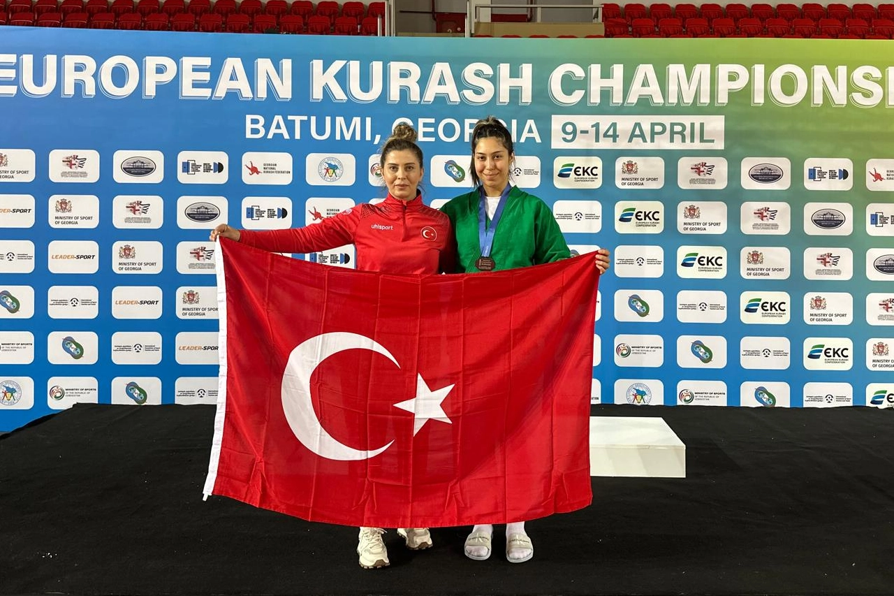 Sakaryalı kuraş sporcusu Gürcistan’da bayrağımızı dalgalandırdı haberi