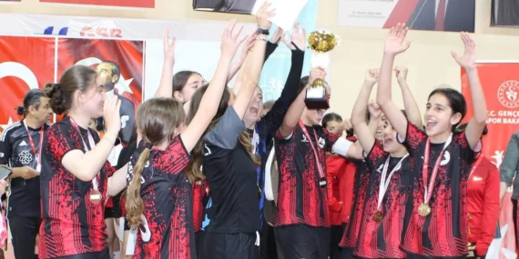 Şampiyonluk kupası Gölcük'e geldi haberi