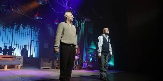 Şehir Tiyatroları’nın Yeni Oyunu “Geçmişin Gölgesi” Seyirciyle Buluştu haberi