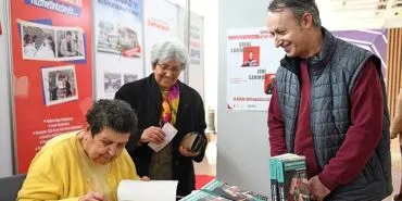 Şenal Sarıhan ve Zeki Sarıhan’a kitapseverlerden yoğun ilgi haberi