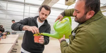 Seranın özel konukları çiçek dikti haberi