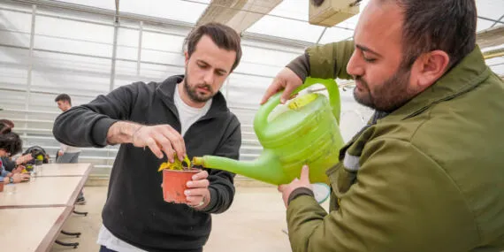 Seranın özel konukları çiçek dikti haberi