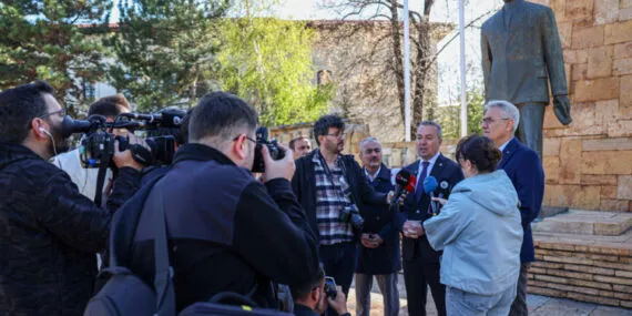 Sivas'ta Atatürk Anıtı'na çevre düzenlemesi