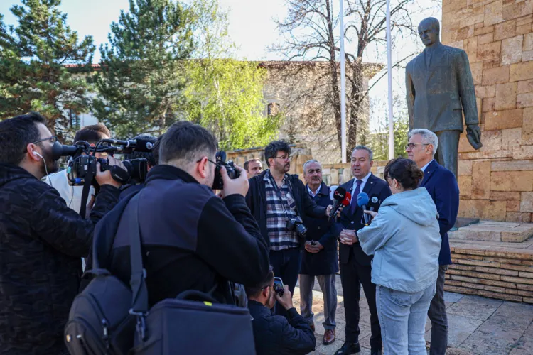 Sivas'ta Atatürk Anıtı'na çevre düzenlemesi