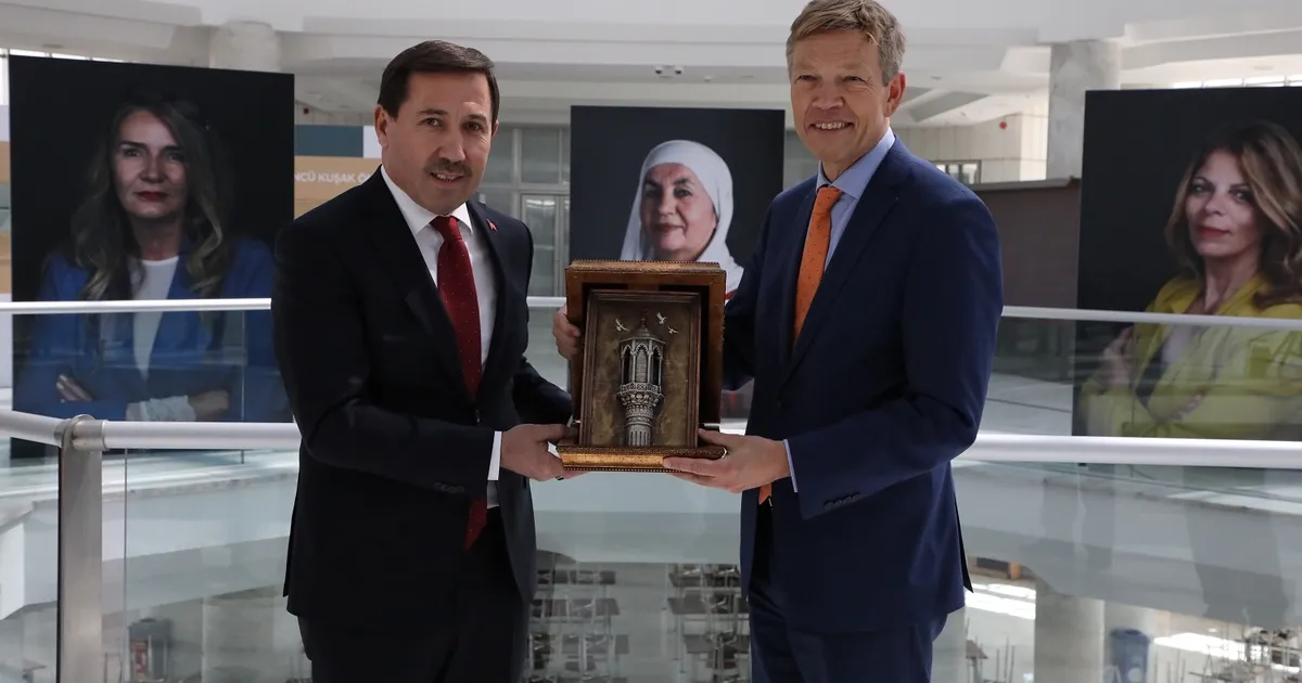 “Türkiye’nin Kadın Öncüleri” sergisi Mevlana Kültür Merkezi’nde sanatseverlerle buluştu haberi