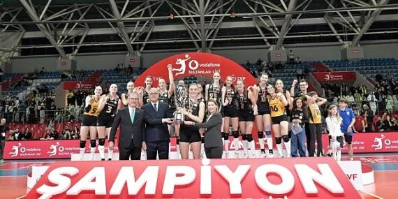 Van Ryk, ödülünü Vodafone Türkiye İcra Kurulu Başkan Yardımcısı Meltem Bakiler Şahin’in elinden aldı. haberi