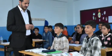 Vanlı öğretmen kardeşler aynı okulda geleceği şekillendiriyor haberi