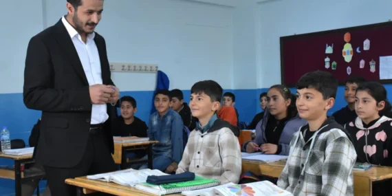 Vanlı öğretmen kardeşler aynı okulda geleceği şekillendiriyor haberi