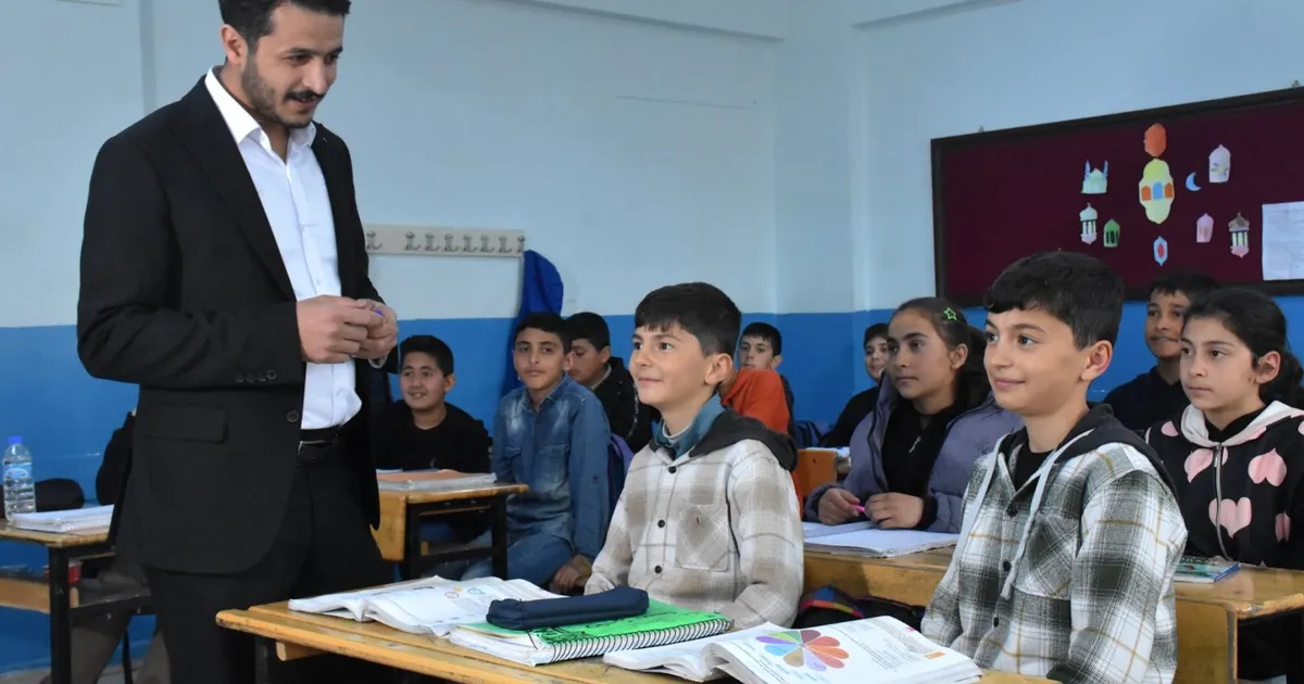 Vanlı öğretmen kardeşler aynı okulda geleceği şekillendiriyor haberi