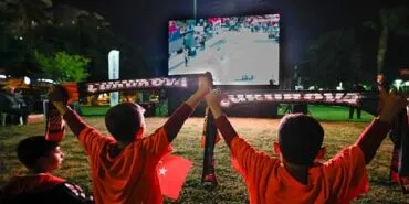 Vatandaşlar maç heyecanını Yenişehir Belediyesinin kurduğu dev ekranda yaşadı haberi