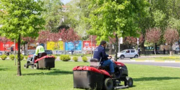 Yalova'da yeşil alan bakımı sürüyor