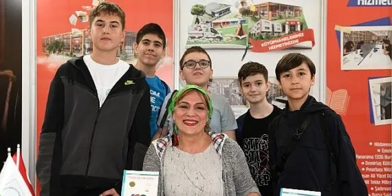Yazar Halime Yıldız kitaplarını küçük okuyucuları için imzaladı haberi