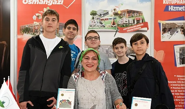 Yazar Halime Yıldız kitaplarını küçük okuyucuları için imzaladı haberi