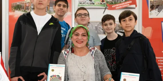 Yazar Halime Yıldız kitaplarını küçük okuyucuları için imzaladı haberi
