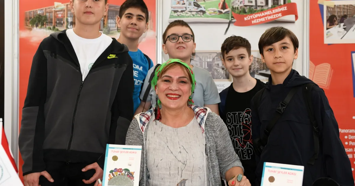Yazar Halime Yıldız kitaplarını küçük okuyucuları için imzaladı haberi