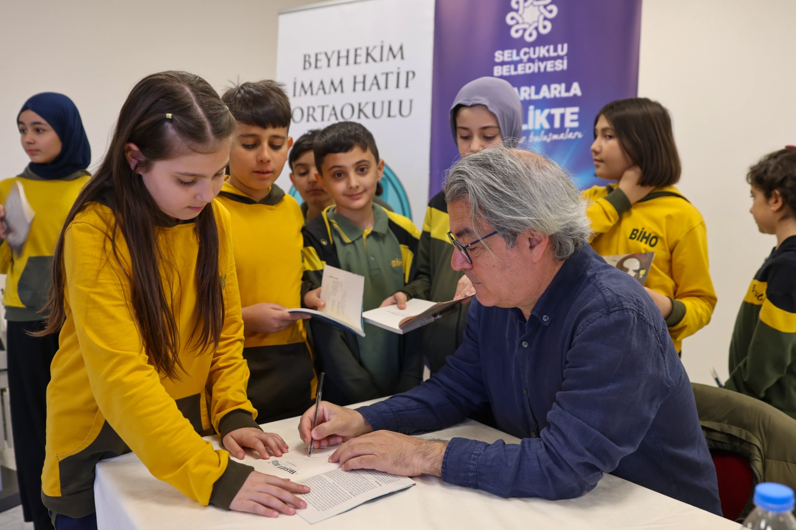 Yazarlar öğrencilerle bir araya geliyor haberi