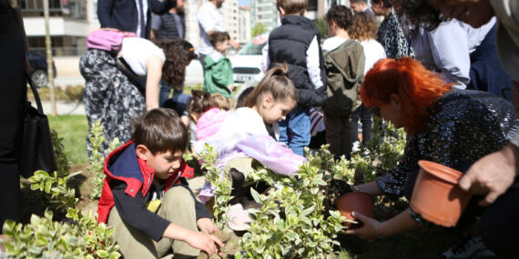 Yeni parkın bitkilerini minikler dikti haberi