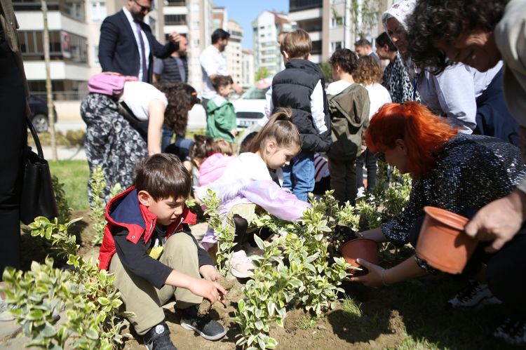 Yeni parkın bitkilerini minikler dikti haberi