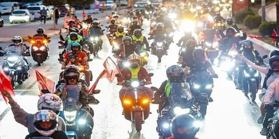 Yenişehir Belediyesi araçlı kortejle 23 Nisan coşkusunu kente yaydı haberi