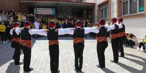 Bayburt Şehitler Ortaokulu’nda TÜBİTAK 4006 Bilim Fuarı Açıldı Haberi