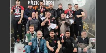 Bayburtlu Bilek Güreşçileri Kayseri'den Madalyalarla Döndü! Haberi