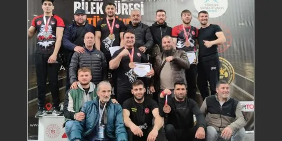Bayburtlu Bilek Güreşçileri Kayseri’den Madalyalarla Döndü! Haberi