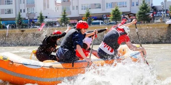 Rafting Heyecanı Bayburt’u Sardı: Üniversiteli Gençler Çoruh’ta Ter Döktü Haberi
