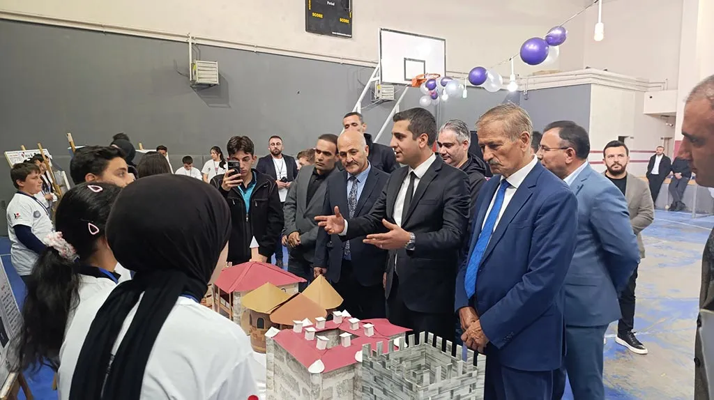 Aydıntepe'de Bilim Rüzgarı Esti, TÜBİTAK 4006 Bilim Fuarı Büyük İlgi Gördü
