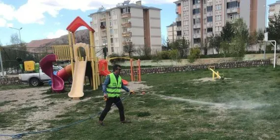 Bayburt Belediyesi Çocuk Parklarını ve Yeşil Alanları İlaçlıyor Haberi
