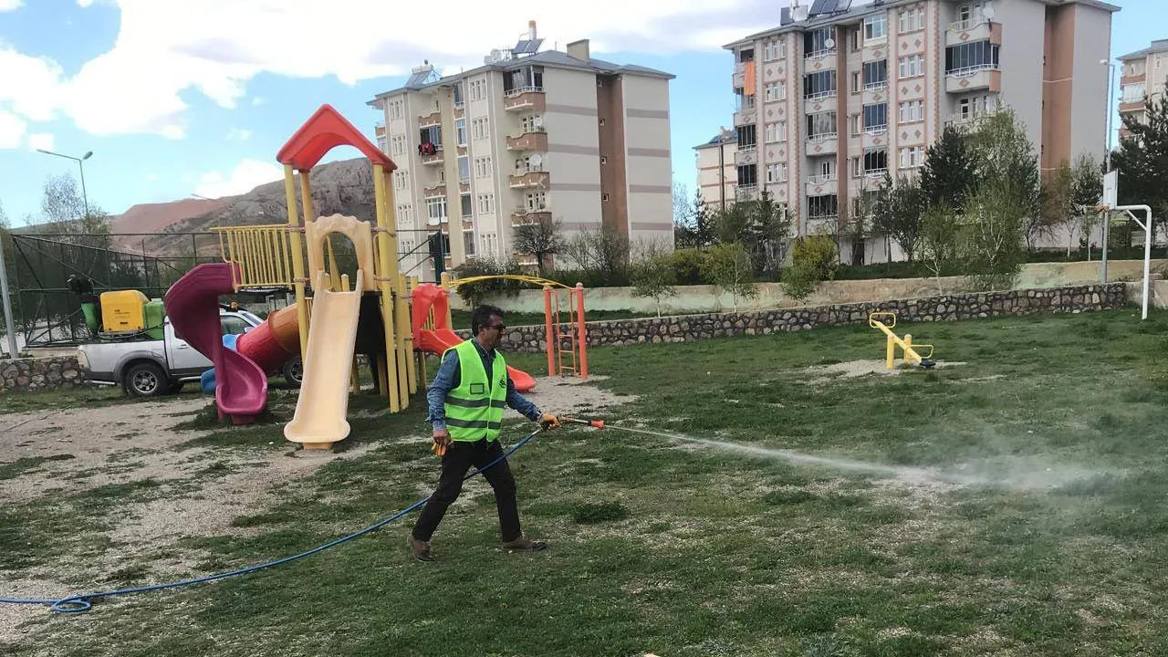 Bayburt Belediyesi Çocuk Parklarını ve Yeşil Alanları İlaçlıyor Haberi