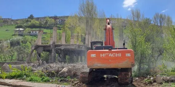 Bayburt Belediyesi Metruk Yapıları Yıkıyor Haberi