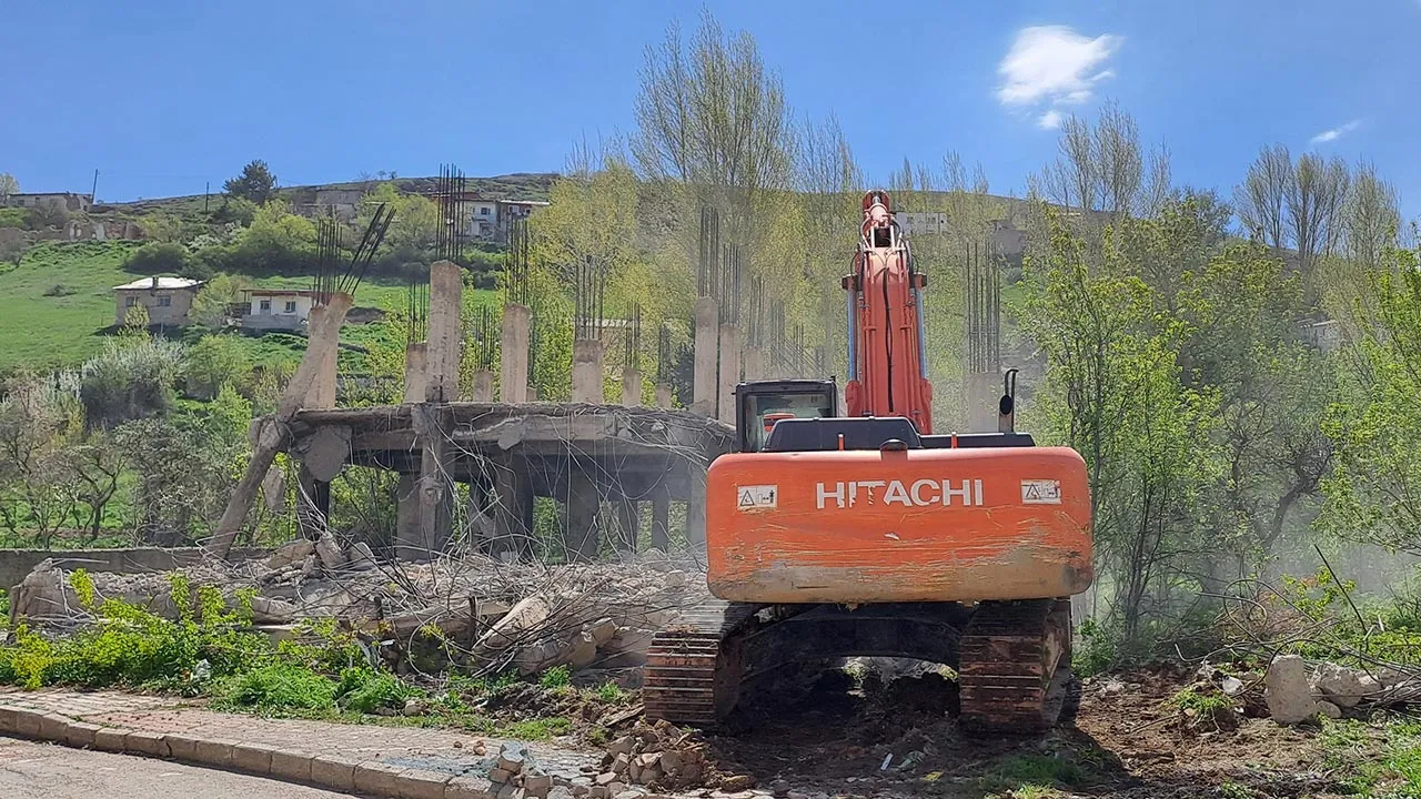 Bayburt Belediyesi Metruk Yapıları Yıkıyor Haberi