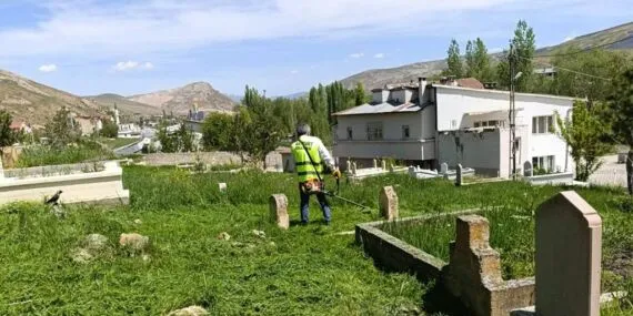 Bayburt Belediyesi Mezarlık ve Şehitliklerde Kapsamlı Bakım Çalışması Başlattı! Haberi