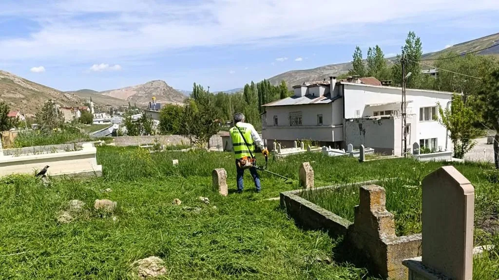 Bayburt Belediyesi Mezarlık ve Şehitliklerde Kapsamlı Bakım Çalışması Başlattı! Haberi
