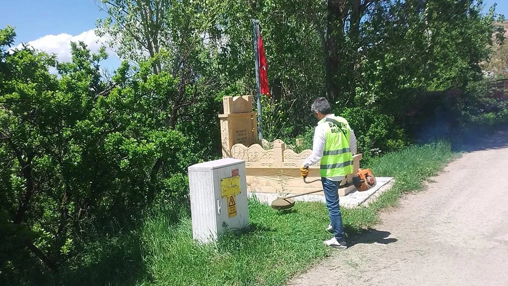 Bayburt Belediyesi Mezarlık ve Şehitliklerde Kapsamlı Bakım Çalışması Başlattı! Haberi
