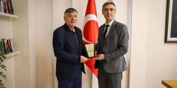 Bayburt İl Milli Eğitim Müdürü’nden Emektar Eğitimciye Vefa Plaketi Haberi