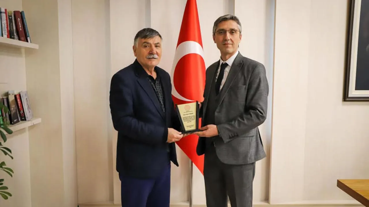 Bayburt İl Milli Eğitim Müdürü'nden Emektar Eğitimciye Vefa Plaketi Haberi