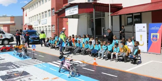 Bayburt Jandarması Minik Kalplere Trafik Güvenliğini Aşıladı Haberi