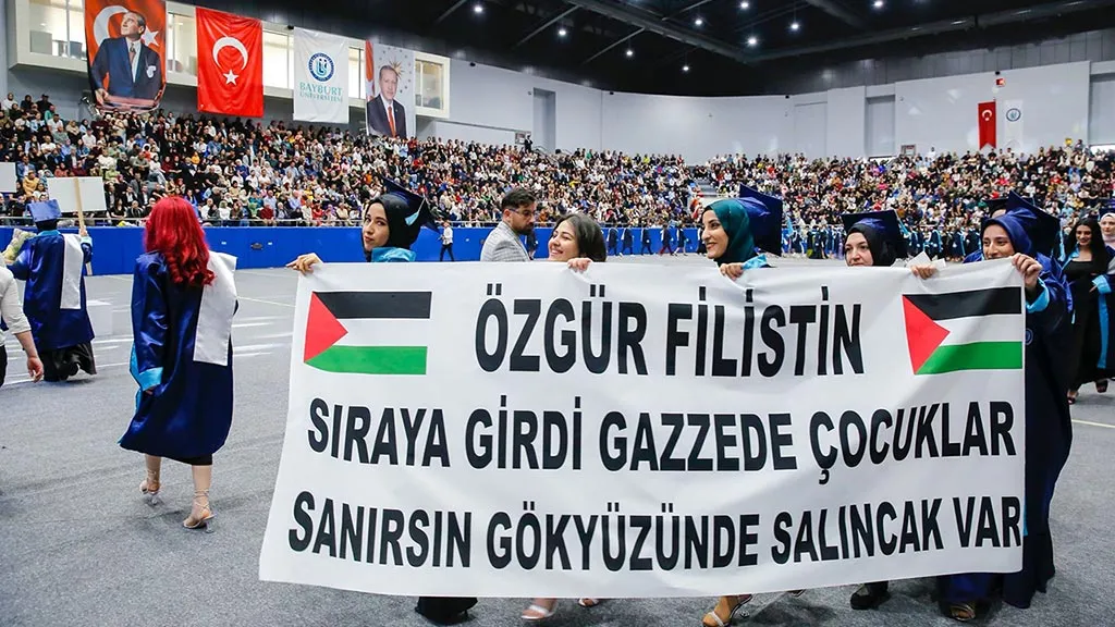 Bayburt Üniversitesi Mezuniyet Töreninde Özgür Filistin Sürprizi! Öğrencilerden Alkışlanan Hareket! Haberi