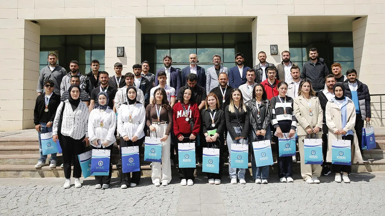 Bayburt Üniversitesi Rektörü Mutlu Türkmen Şampiyonlarla Bir Araya Geldi Haberi