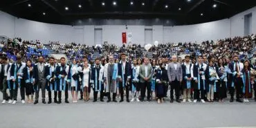 Bayburt Üniversitesi'nde Mezuniyet Coşkusu ve Sanat Rüzgarı Bir Arada Esti