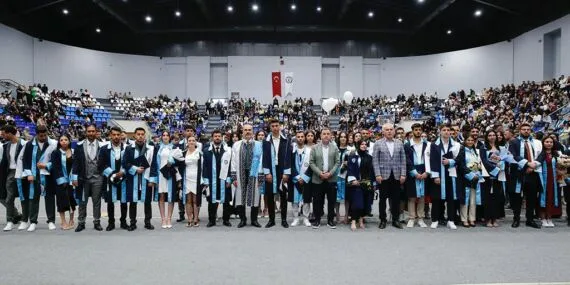 Bayburt Üniversitesi’nde Mezuniyet Coşkusu ve Sanat Rüzgarı Bir Arada Esti