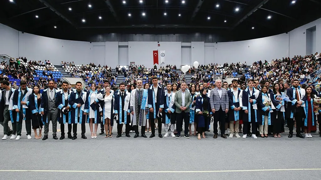 Bayburt Üniversitesi'nde Mezuniyet Coşkusu ve Sanat Rüzgarı Bir Arada Esti